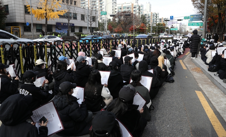 19일 오전 서울 노원구 노원경찰서 앞에서 서울여자대학교 학생들이 성범죄 의혹을 받는 A교수가 이를 알리는 대자보를 붙인 학생들을 명예훼손으로 고소한 것과 관련해 규탄하는 집회를 하고 있다. 뉴스1