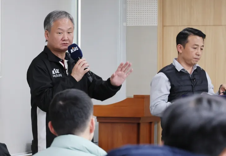 유재학 KBL 경기본부장이 19일 서울 강남구 KBL 센터에서 열린 소통간담회에서 2024~25 프로농구 정규시즌 심판 판정에 대해 설명하고 있다. 연합뉴스