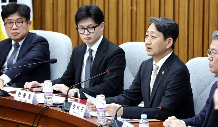 안덕근(왼쪽 세 번째) 산업통상자원부 장관이 19일 오후 서울 여의도 국회에서 여의도 연구원 주최로 열린 트럼프 2기 행정부 출범과 한미동맹 및 통상외교 강화 반안 현안 정책토론회에서 기조사를 하고 있다. 왼쪽부터 유의동 여의도연구원장, 한동훈 대표, 안덕근 장관. 2024.11.19. 뉴시스