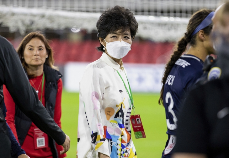 미국과 유럽의 명문 여자 축구팀을 운영하는 재미교포 여성 사업가 미셸 강(가운데)의 2021년 모습. AP 뉴시스