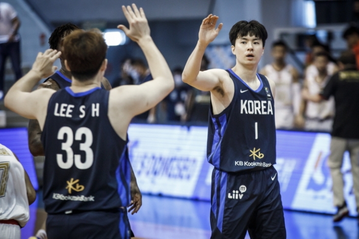 한국 농구 국가대표 이현중이 2021년 6월 필리핀 앙헬레스에서 열린 2021 국제농구연맹(FIBA) 아시아컵 예선 인도네시아와의 경기에서 이승현과 하이파이브하고 있다. 대한농구협회 제공