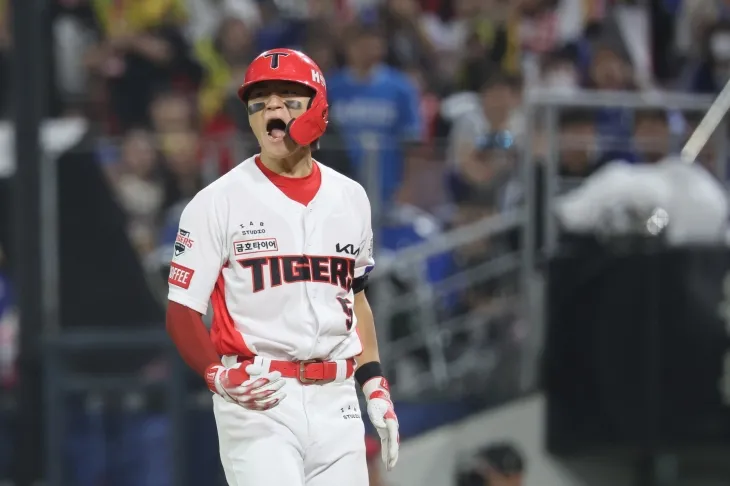 KIA 타이거즈 김도영이 지난달 28일 광주 기아챔피언스필드에서 열린 2024 KBO 포스트시즌 한국시리즈 5차전 삼성 라이온즈와의 홈 경기에서 볼넷을 얻은 뒤 기뻐하고 있다. 광주 연합뉴스