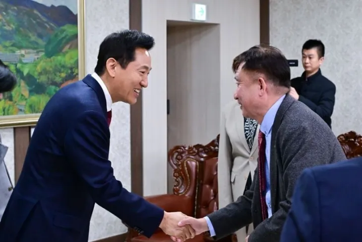 위원장단-서울시장 소통간담회에서 오세훈 서울시장을 맞이하는 경기문 정책위원장