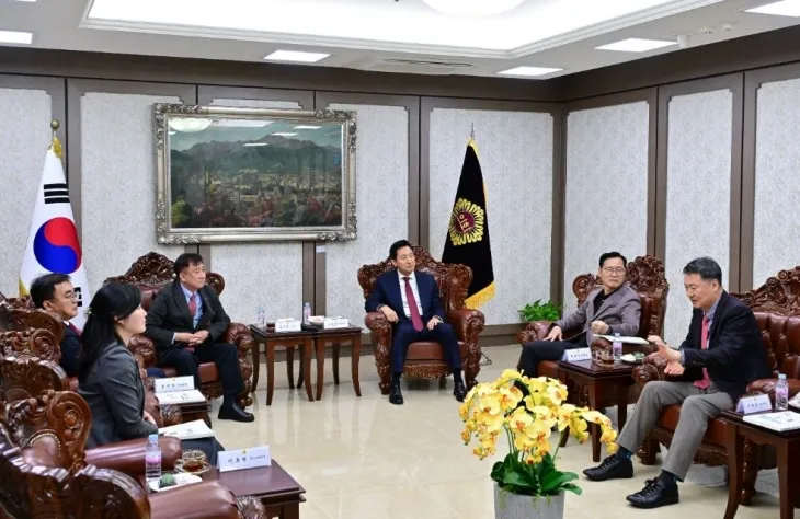 위원장단-서울시장 소통간담회에서 연구성과에 대해 설명하는 이재영 제2소위원장