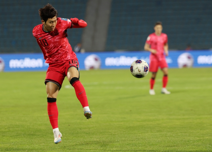 한국 축구 국가대표 이강인이 20일(한국시간) 요르단 암만 국제 경기장에서 끝난 2026 북중미월드컵 아시아 지역 3차 예선 B조 6차전 팔레스타인과의 원정 경기에서 트래핑하고 있다. 요르단 뉴시스