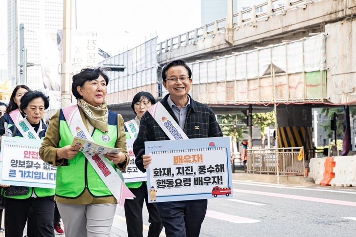 최호권(오른쪽) 서울 영등포구청장이 안전 보안관들과 ‘안전문화 캠페인’ 활동을 하고 있다. 영등포구 제공