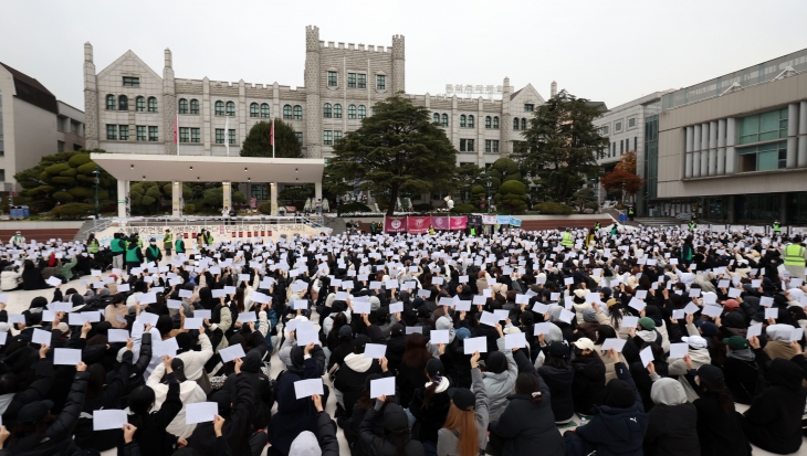 20일 서울 성북구 동덕여대에서 열린 학생총회에서 참석 학생들이 남녀공학 전환 찬반 투표를 하고 있다. 뉴시스