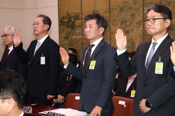 정몽규 대한축구협회장이 지난달 24일 서울 여의도 국회에서 열린 문화체육관광위원회 종합국정감사에서 증인 선서를 하고 있다. 뉴스1