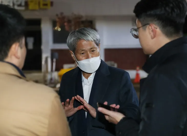 지난 대선에서 허위 보도로 윤석열 대통령(당시 후보)의 명예를 훼손한 혐의를 받아 구속 기소된 신학림 전 언론노조위원장이 20일 오후 경기 의왕시 서울구치소에서 보석으로 석방된 직후 취재진의 질문에 답하고 있다. 2024.11.20. 뉴스1