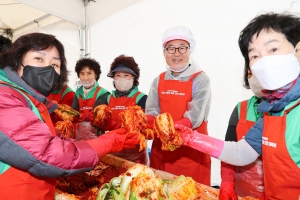 “정을 버무려요”… 금천 ‘사랑의 김장’