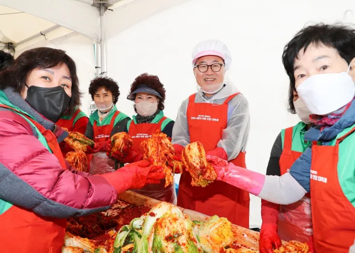 유성훈(왼쪽 네 번째) 서울 금천구청장이 20일 구청 광장에서 열린 ‘사랑의 김장 연합 대축제’에서 봉사자들과 함께 김장김치를 버무리고 있다. 금천구 제공 유성훈(왼쪽 네 번째) 서울 금천구청장이 20일 구청 광장에서 열린 ‘사랑의 김장 연합 대축제’에서 봉사자들과 함께 김장김치를 버무리고 있다. 금천구 제공