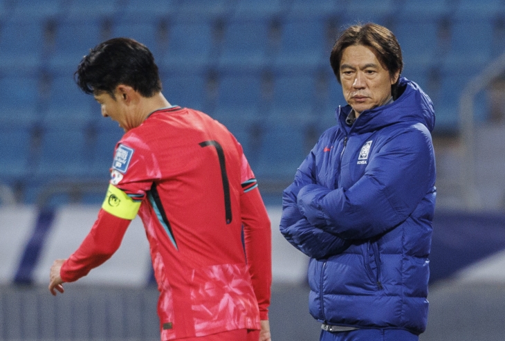 홍명보 한국 축구 국가대표팀 감독이 20일(한국시간) 요르단 암만 국제 경기장에서 끝난 2026 북중미월드컵 아시아 지역 3차 예선 B조 6차전 팔레스타인과의 원정 경기에서 득점 기회를 놓치고 아쉬워하는 손흥민을 바라보고 있다. 올해 마지막 A매치에서 1-1로 비긴 한국은 조 선두를 유지했지만 2위 이라크에 승점 3점 차로 쫓기는 신세가 됐다. 홍 감독은 내년 3월까지 김민재의 휴식 방안, 이강인 활용법 등을 연구한 뒤 다시 승점 사냥에 나선다. 암만 연합뉴스