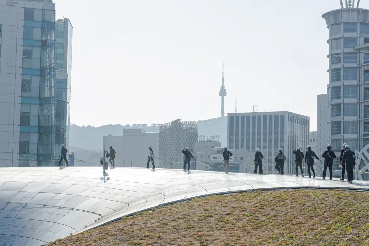 서울 동대문디자인플라자(DDP)에서 진행되는 ‘루프탑 투어’에 참여한 시민들의 모습. 서울시 제공