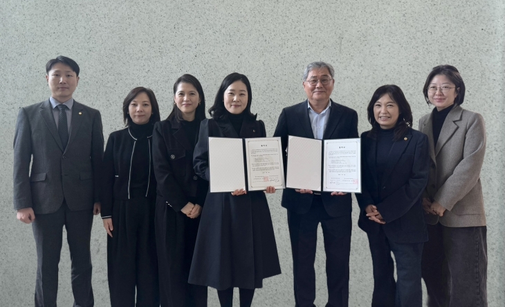 백석예술대학교(총장 윤미란) 디자인미술학부와 (재)강북문화재단(대표이사 서강석)이 상호 업무협약(MOU)을 체결했다. 백석예대 제공