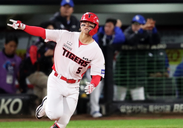 KIA 타이거즈 김도영이 지난달 23일 광주 기아챔피언스필드에서 열린 2024 KBO 포스트시즌 한국시리즈 2차전 삼성 라이온즈와의 홈 경기에서 홈런을 친 뒤 기뻐하고 있다. 광주 뉴스1