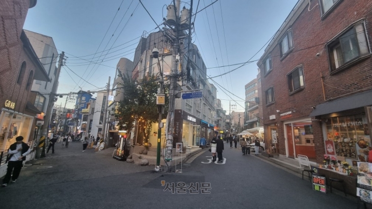 서울 마포구 연남동 끼리끼리길에서 골목으로 들어가면 만날 수 있는 미로길. 한 번 들어가면 쉽게 빠져나오기 힘든 미로길에는 최근 팝업스토어가 하나둘 생기면서 다양한 체험과 경험을 제공하고 있다.