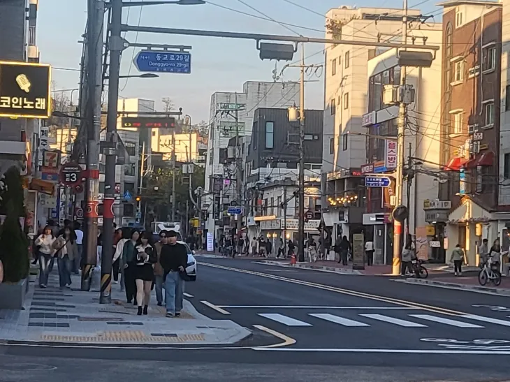 지난 9월 공사를 마친 연남동 끼리끼리길의 모습. 2m에 불과했던 인도 폭이 최대 4.6m로 넓어지면서 사람들의 통행이 늘어났고, 거리에도 활기가 돌고 있다.