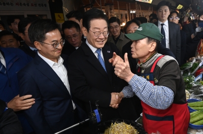 ‘잠룡’ 김동연과 원팀 과시한 이재명… “지역화폐 예산 0원 안 돼”