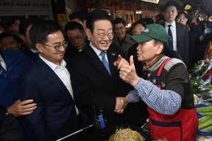 ‘잠룡’ 김동연과 원팀 과시한 이재명… “지역화폐 예산 0원 안 돼”