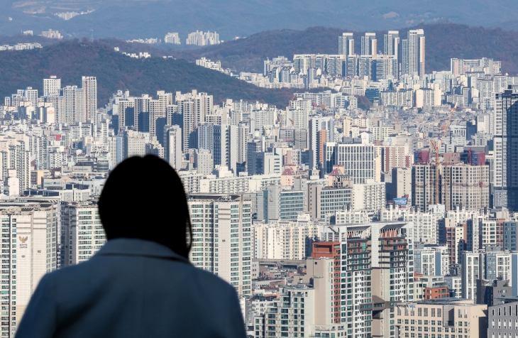 지난 18일 오후 서울 중구 남산에서 바라본 서울 시내 주택과 아파트 단지의 모습.  연합뉴스