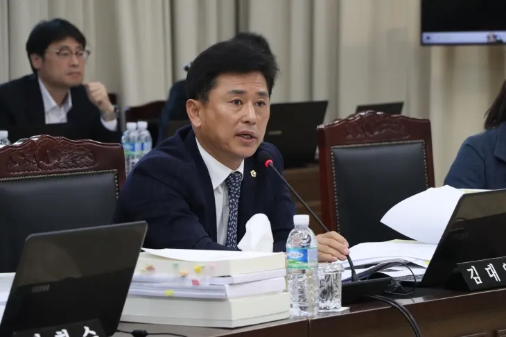 행정사무감사에서 질의하는 김대일 의원. 경북도의회 제공