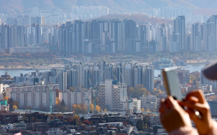 지난 18일 오후 서울 중구 남산에서 바라본 서울 시내 주택과 아파트 단지의 모습.  연합뉴스