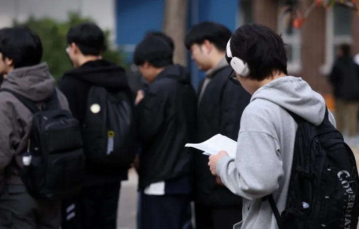 지난 13일 강원 강릉시의 한 고등학교에서 한 학생이 문제집을 보고 있다. 강릉 연합뉴스