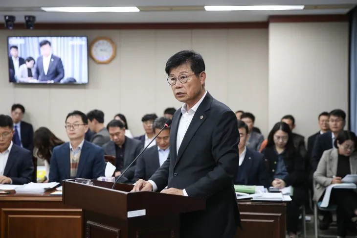 김문수 전남도의회 농수산위원장이 수산자원 보호를 주 내용으로 한 ‘전라남도 비어업인 수산자원 포획·채취 기준 조례안’을 대표 발의하고 있다.