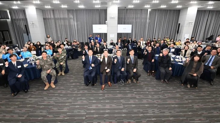 22일 이재준 수원시장과 이재식 수원시의회 의장 등이 ‘수원화성 3대 가을축제 성과보고회’ 에서 참석자들과 기념 촬영을 하고 있다. (수원시 제공)