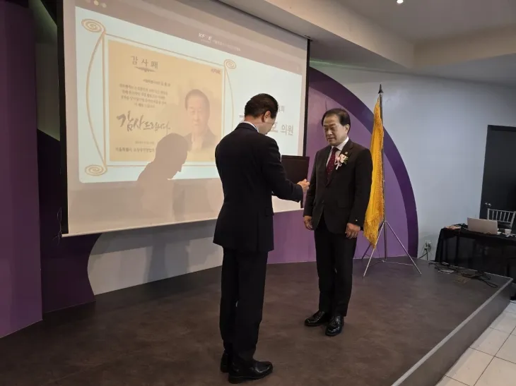 지난 20일 종로구 인사동 인근에서 개최된 서울시 소상공인연합회 역량강화 워크숍에 참석한 김용호 의원(오른쪽)이 유덕현 서울시 소상공인연합회 회장으로부터 감사패를 수상했다.