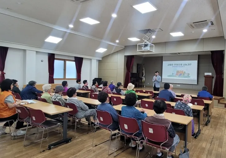 서울 강서구정신건강복지센터에서 주민들을 대상으로 정신건강을 지키기 위한 강의를 하고 있다. 강서구 제공