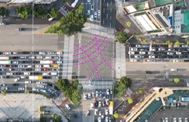정부가 광주 신세계백화점사거리 고의 교통사고에 맞춰 내놓은 개선안. 좌회전 회전반경이 좁은 교차로로 두 개 차로에서 동시 좌회전 시 차로를 이탈하는 차량을 대상으로 고의사고 유발하는 지역으로 좌회전 진·출입이 용이하도록 좌회전 유도선 재설치하기로 했다. 국무조정실 제공