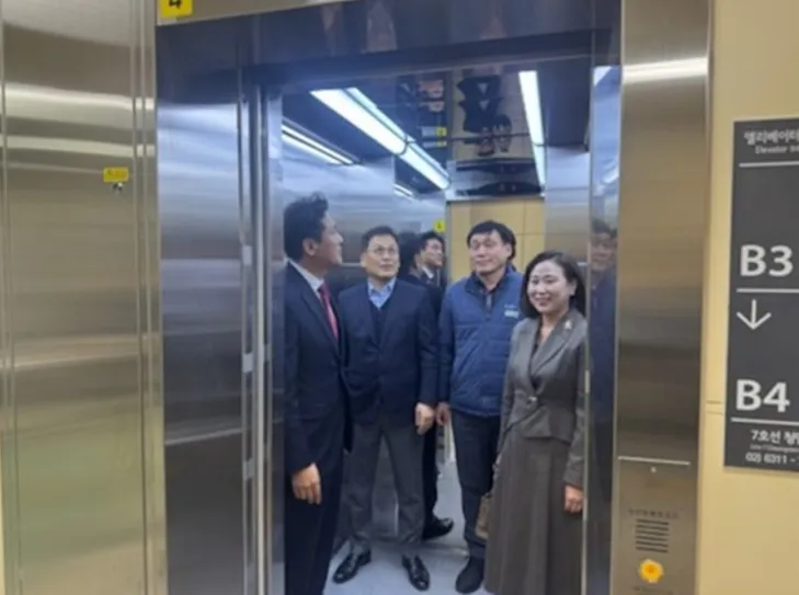 청담역 지하1층~지하3층 구간 운행 10인승 엘리베이터 시승식에 참석한 이새날 의원