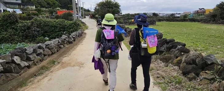 제주올레걷기축제에 참여한 올레꾼들이 수산봉으로 가는 시골돌담길을 걷고 있다. 제주 강동삼 기자