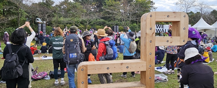 제주올레걷기축제 폐막식장 항파두리 항몽유적지에서 사람들이 공연을 보며 쉬고 있다. 제주 강동삼 기자