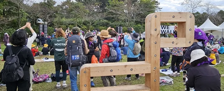 제주올레걷기축제 폐막식장 항파두리 항몽유적지에서 사람들이 공연을 보며 쉬고 있다. 제주 강동삼 기자