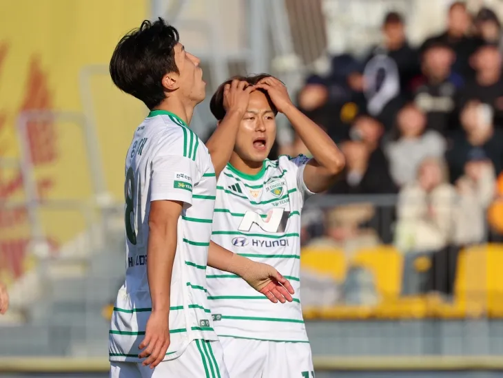 전북 현대 이승우가 24일 광주축구전용경기장에서 열린 K리그1 2024 38라운드 광주FC와의 원정 경기에서 득점 기회를 놓친 뒤 아쉬워하고 있다. 광주 연합뉴스