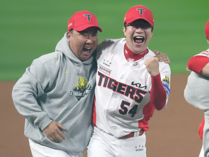 이범호 KIA 타이거즈 감독이 지난달 28일 광주 기아챔피언스필드에서 열린 2024 KBO 한국시리즈 5차전 삼성 라이온즈와의 홈 경기를 7-5로 승리하고 우승을 확정한 뒤 양현종과 기뻐하고 있다. KIA 타이거즈 제공