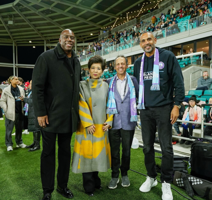 재미 여성 사업가 미셸 강(왼쪽 두번째)이 자신이 인수한 미국 여성 축구팀 워싱턴스피릿 관계자와 함께 했다. 인스타그램 캡처