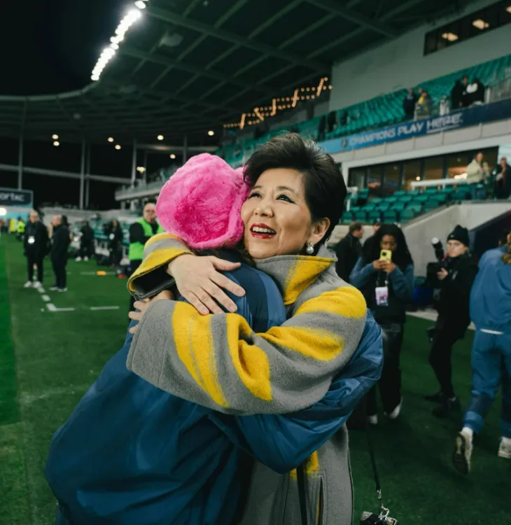 재미 여성 사업가 미셸 강이 자신이 인수한 미국 여성 축구팀 워싱턴스피릿 팀원을 결승전에 앞서 안아주고 있다. 인스타그램 캡처