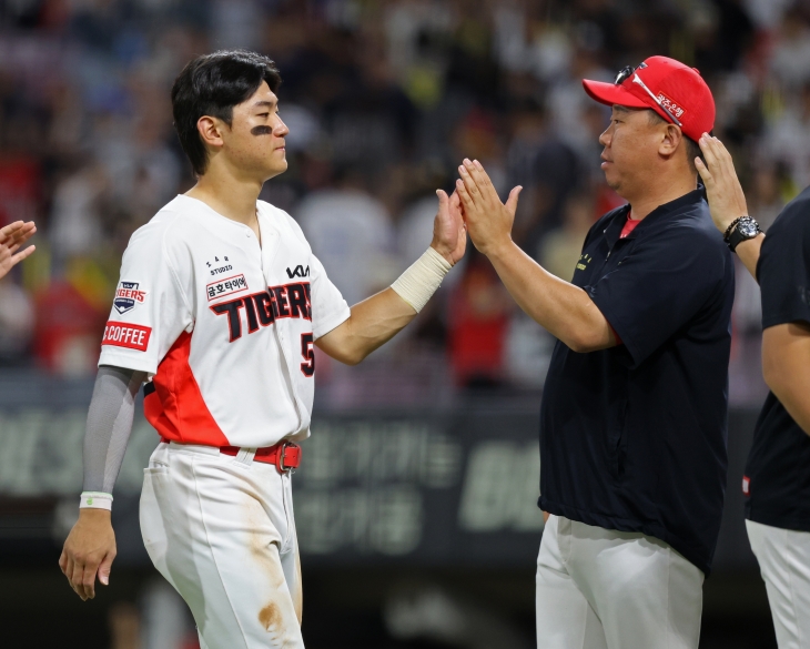 KIA 타이거즈 김도영이 지난 9월 23일 광주 기아챔피언스필드에서 열린 2024 KBO 정규시즌 삼성 라이온즈와의 홈 경기를 5-3으로 승리한 뒤 이범호 감독과 하이파이브하고 있다. KIA 타이거즈 제공