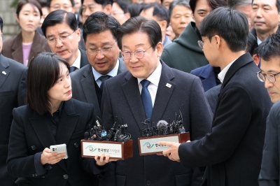 위증교사 1심 무죄, ‘벼랑 끝’서 생환한 이재명…특검법 압박 총공세