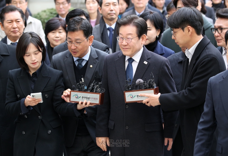 이재명 더불어민주당 대표가 25일 오후 서울 서초구 서울지방법원에서 열린 위증교사 혐의 사건에 대한 1심 선고 공판에 참석하기 위해 법원으로 들어서고 있다. 2024.11.25 사진공동취재단