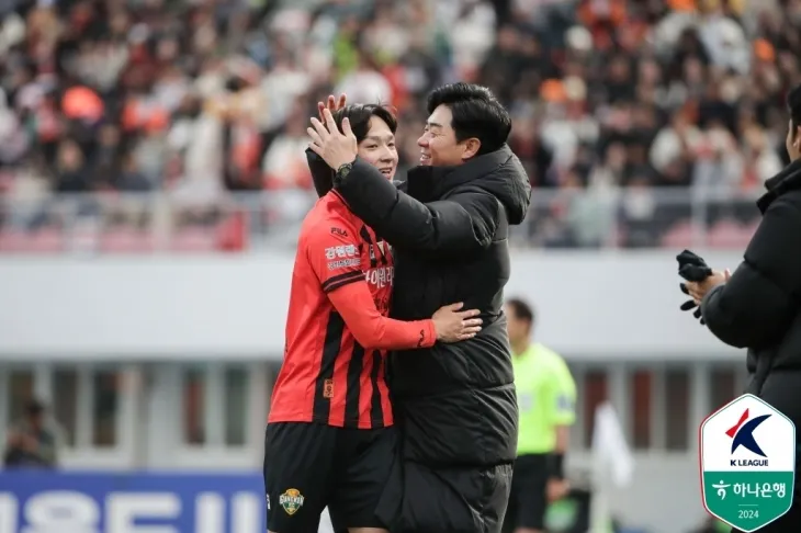 윤정환(오른쪽) 강원FC 감독과 양민혁. 한국프로축구연맹 제공