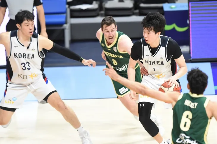 한국 농구 국가대표 이현중이 24일 고양 소노아레나에서 열린 2025 국제농구연맹(FIBA) 아시아컵 조별 예선 A조 호주와의 홈 경기에서 드리블하고 있다. 대한농구협회 제공