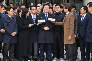 이재명, 희미한 미소 머금고 재판부에 세 번 고개 숙였다