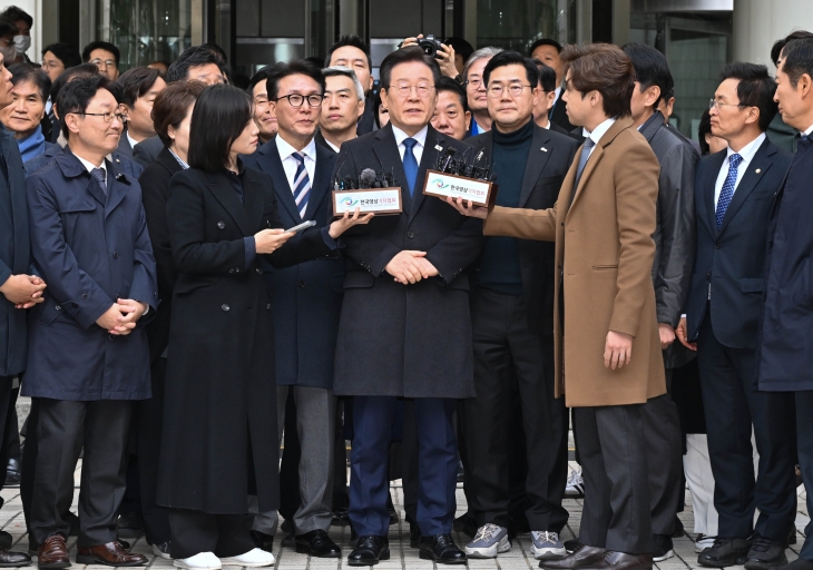 이재명(가운데) 더불어민주당 대표가 25일 서울 서초구 서울중앙지법에서 열린 위증교사 사건 1심 선고 공판에서 무죄를 선고받은 뒤 법원을 나서고 있다. 2024.11.25 사진공동취재단