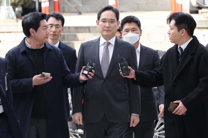 이재용(가운데) 삼성전자 회장이 25일 서울 서초구 서울중앙지법에서 열린 ‘삼성 부당합병·회계부정 의혹’ 사건 항소심 공판에 출석하고 있다. 연합뉴스