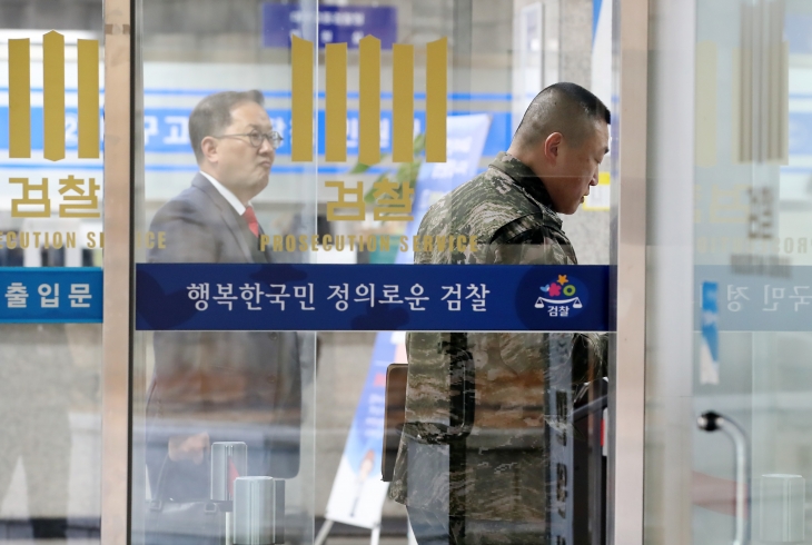 해병대 고(故) 채수근 상병 순직 당시 채 상병의 직속 대대장이었던 이용민 중령이 25일 오전 대구지검에 변호인과 함께 출석하고 있다. 뉴스1