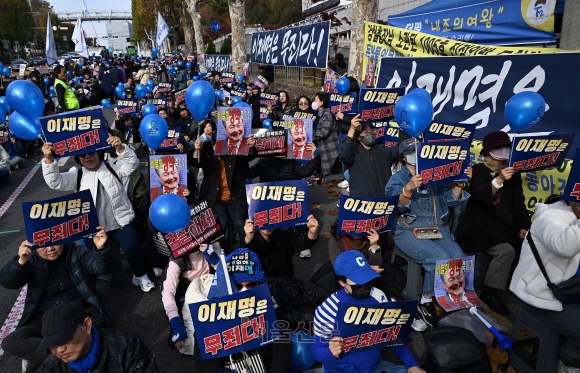 환호·탄식 뒤섞인 서초동… “이게 바로 정의다” “아직 안 끝났다”